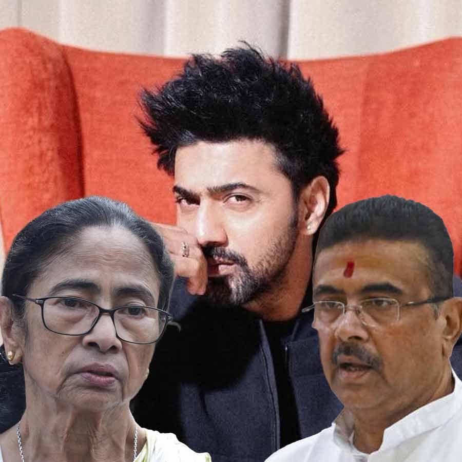(বাঁ দিক থেকে) মমতা বন্দ্যোপাধ্যায়, দেব এবং শুভেন্দু অধিকারী।