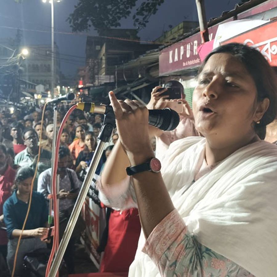 পুর্নবাসন ছাড়া উচ্ছেদের প্রতিবাদে জমায়েতে সিপিএম নেত্রী মীনাক্ষী মুখোপাধ্যায়। হিন্দ মোটরে।