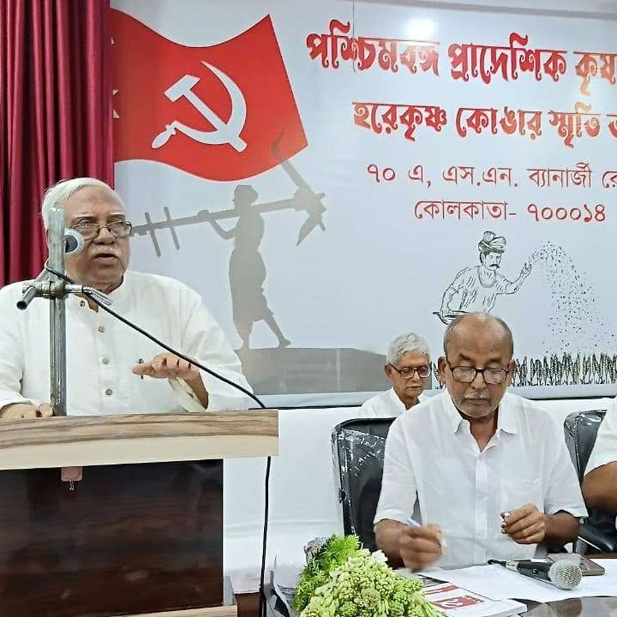 কৃষক সভার কাউন্সিল অধিবেশনে সিপিএম নেতা হান্নান মোল্লা। কলকাতায়।