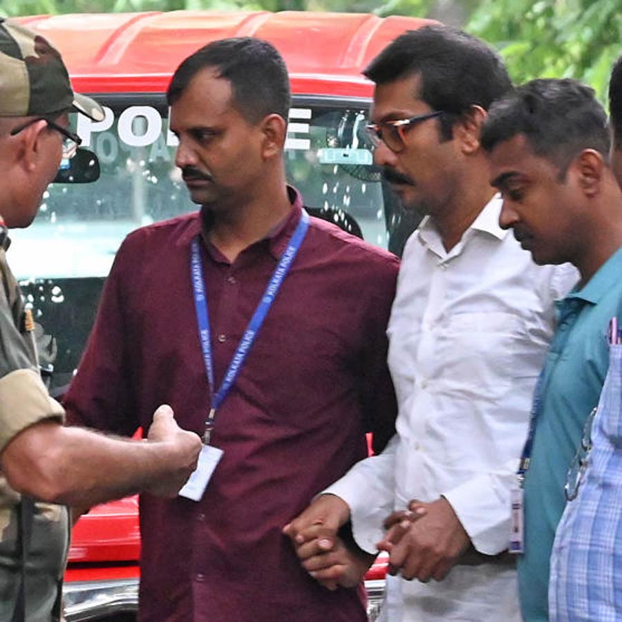 কেন্দ্রীয় বাহিনীর পাহারায় সুরুচি সঙ্ঘে আনা হল স্বরূপ বিশ্বাসকে। মঙ্গলবার।
