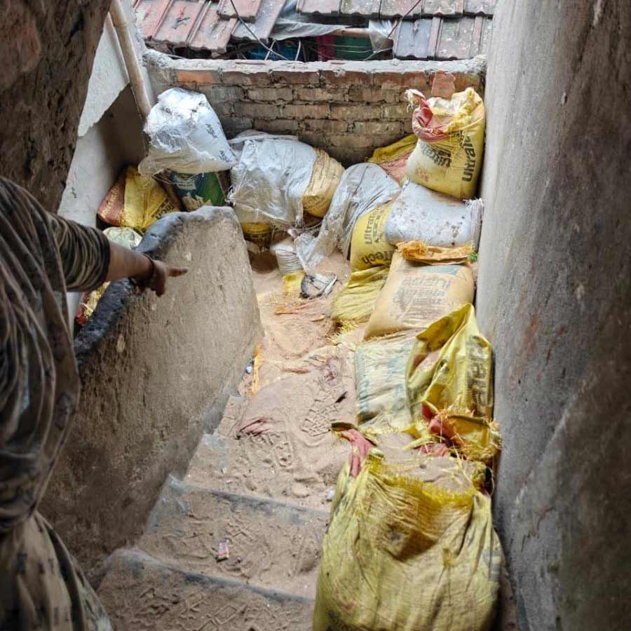 এই সিঁড়ি থেকেই উদ্ধার হয় শিশুটির দেহ।