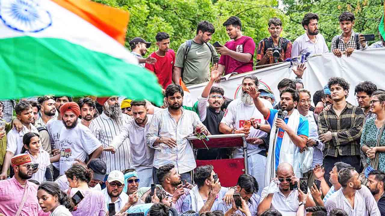 নতুন: ককরোচ জনতা পার্টির সমাবেশে উপস্থিত দলের প্রতিষ্ঠাতা অভিজিৎ দিপকে, সোনম ওয়াংচুক প্রমুখ। ৬ জুন, নয়াদিল্লি।