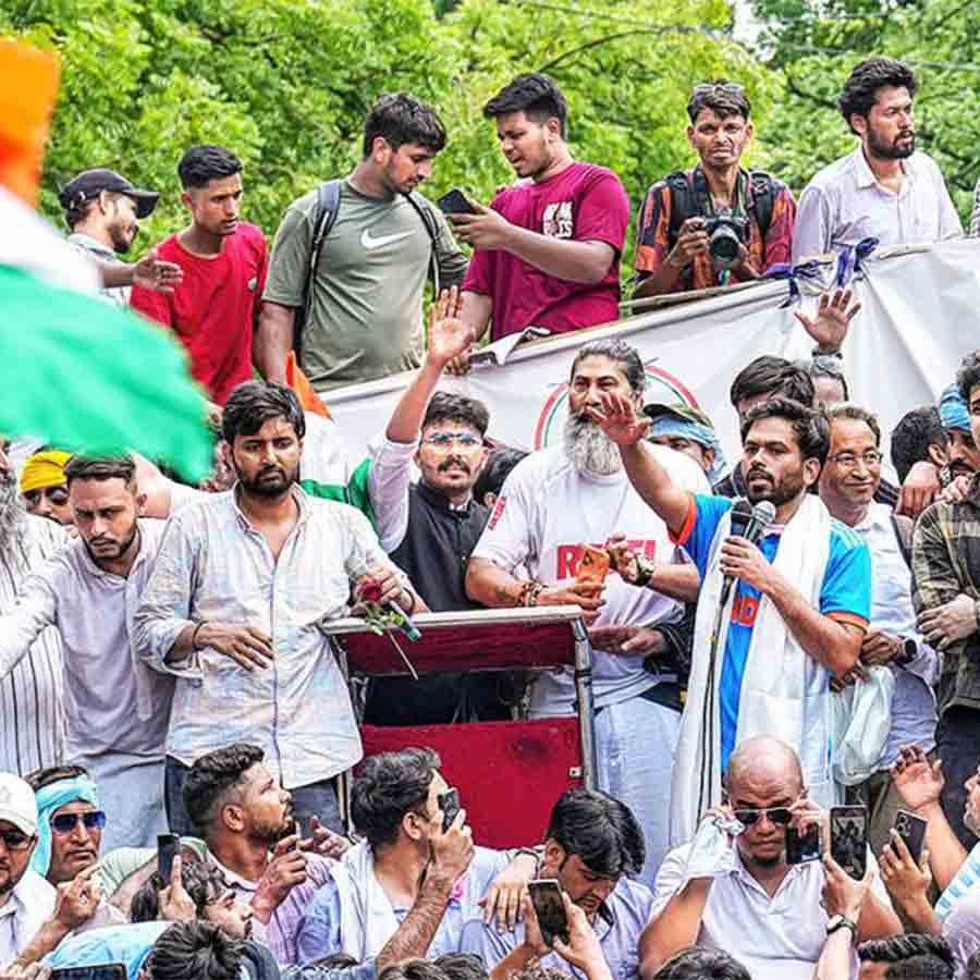 নতুন: ককরোচ জনতা পার্টির সমাবেশে উপস্থিত দলের প্রতিষ্ঠাতা অভিজিৎ দিপকে, সোনম ওয়াংচুক প্রমুখ। ৬ জুন, নয়াদিল্লি।
