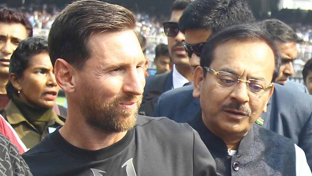 মেসির সঙ্গে প্রাক্তন মন্ত্রী অরূপ বিশ্বাস। ফাইল চিত্র।