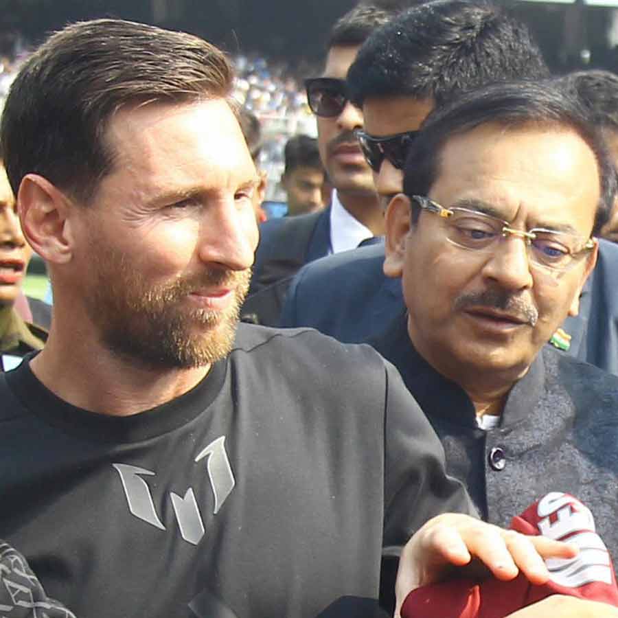 মেসির সঙ্গে অরূপ বিশ্বাস। ফাইল চিত্র।
