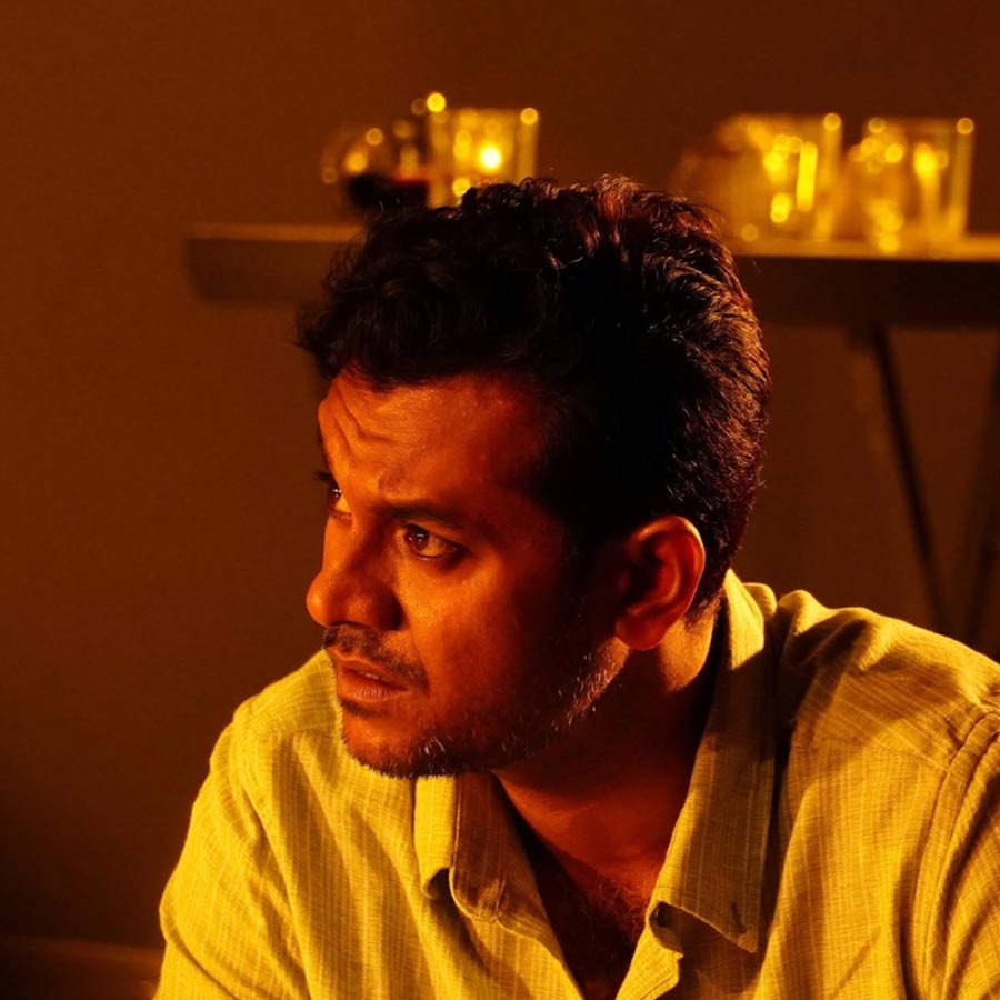 বাবাকে হারিয়ে শোকস্তব্ধ অনুজয়।