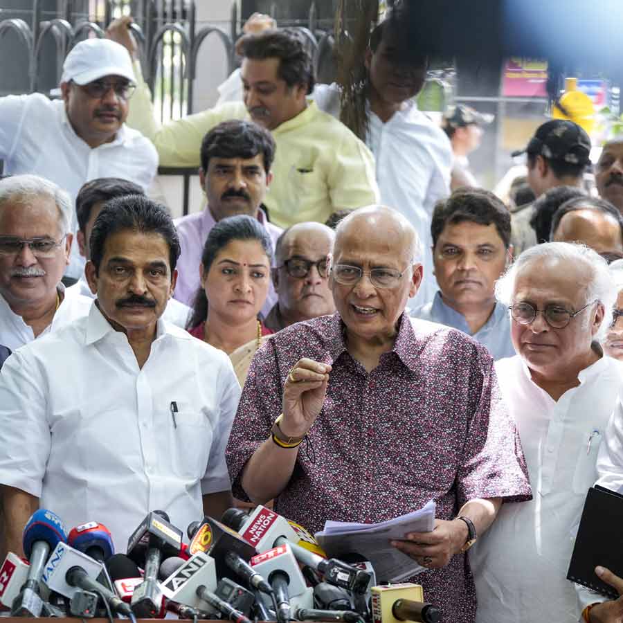 (বাঁ দিক থেকে) কেসি বেণুগোপাল, অভিষেক মনু সিঙ্ঘভি এবং জয়রাম রমেশ।