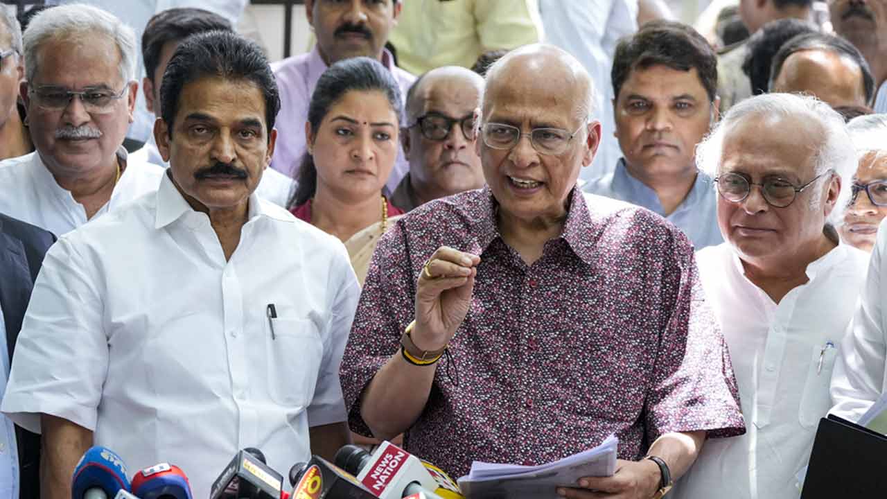 মীনাক্ষীর বিরুদ্ধে কোনও মামলা নেই, দাবি কংগ্রেসের! রাজ্যসভায় প্রার্থিপদ ফেরাতে কমিশনে অভিষেক সিঙ্ঘভিরা