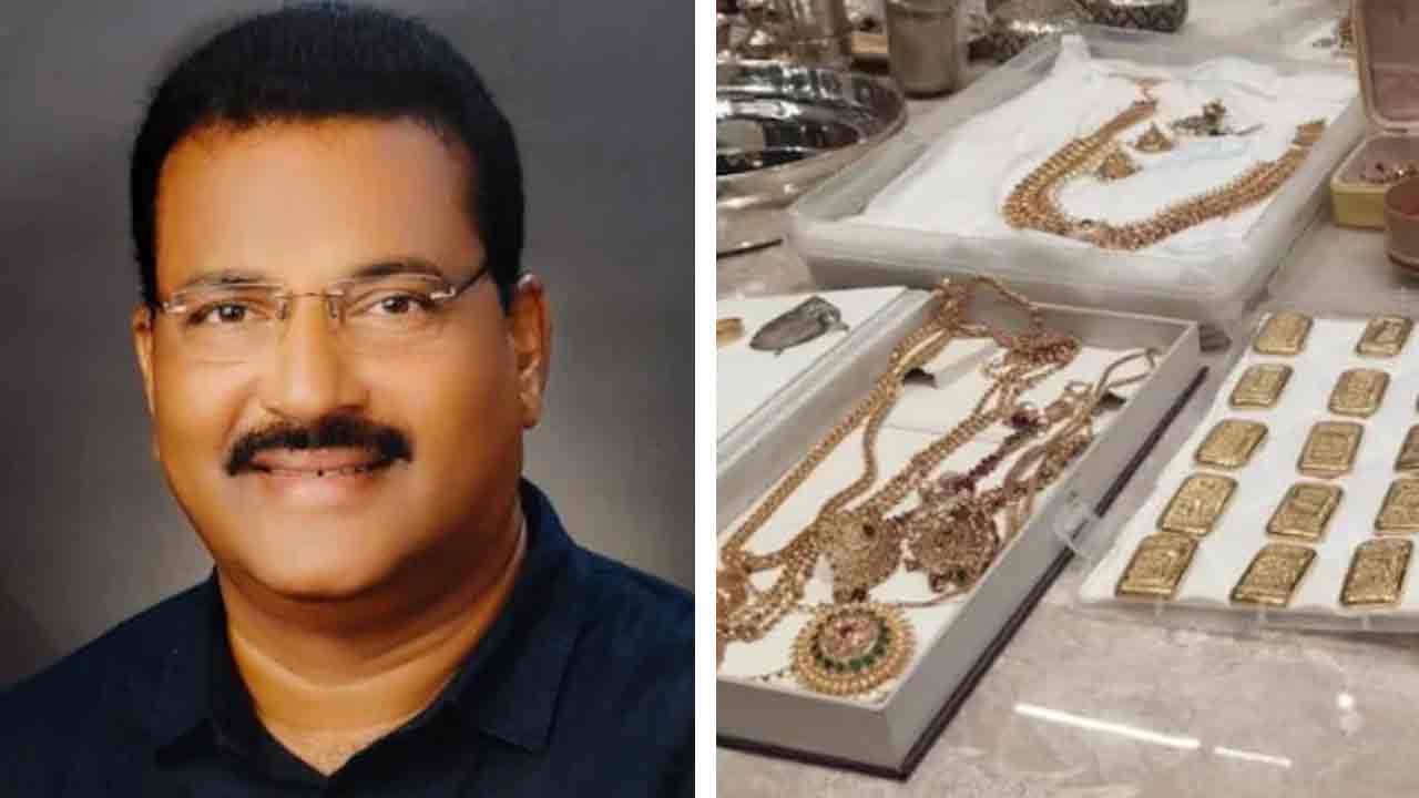 তেলঙ্গানার ইঞ্জনিয়ার মোহন নায়েক জারুপলার বাড়িতে উদ্ধার সোনার গয়না। ছবি: সংগৃহীত।