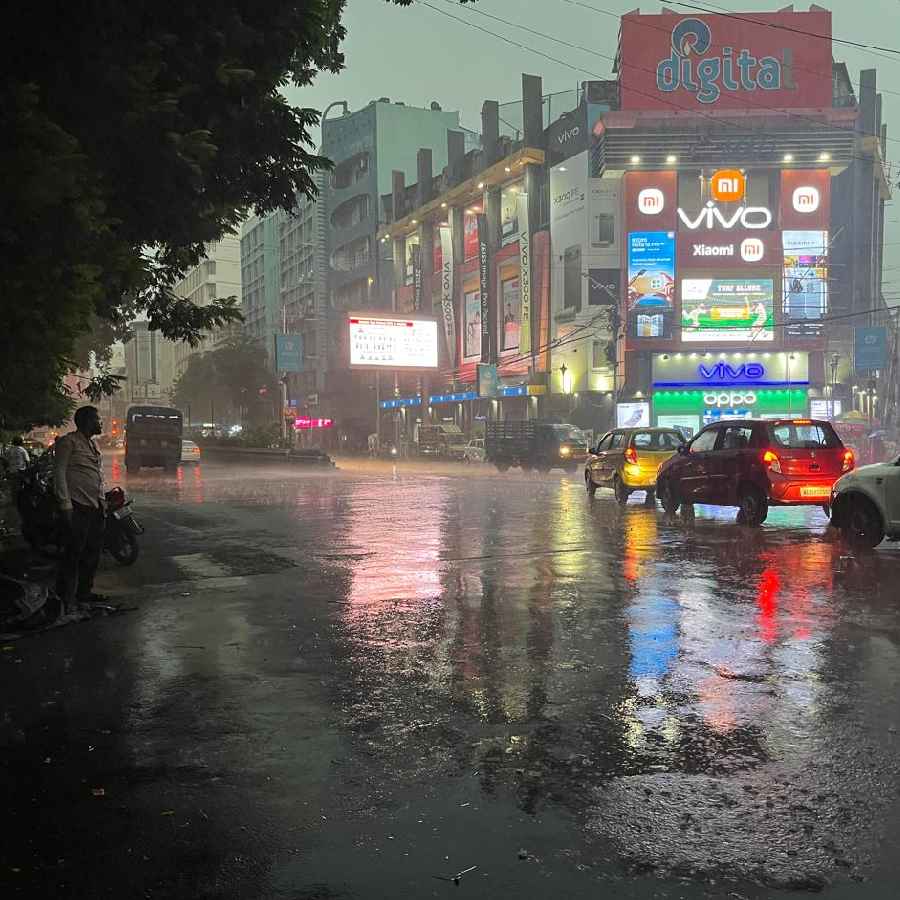 বুধবার বিকেলে কলকাতায় ঝেঁপে বৃষ্টি।