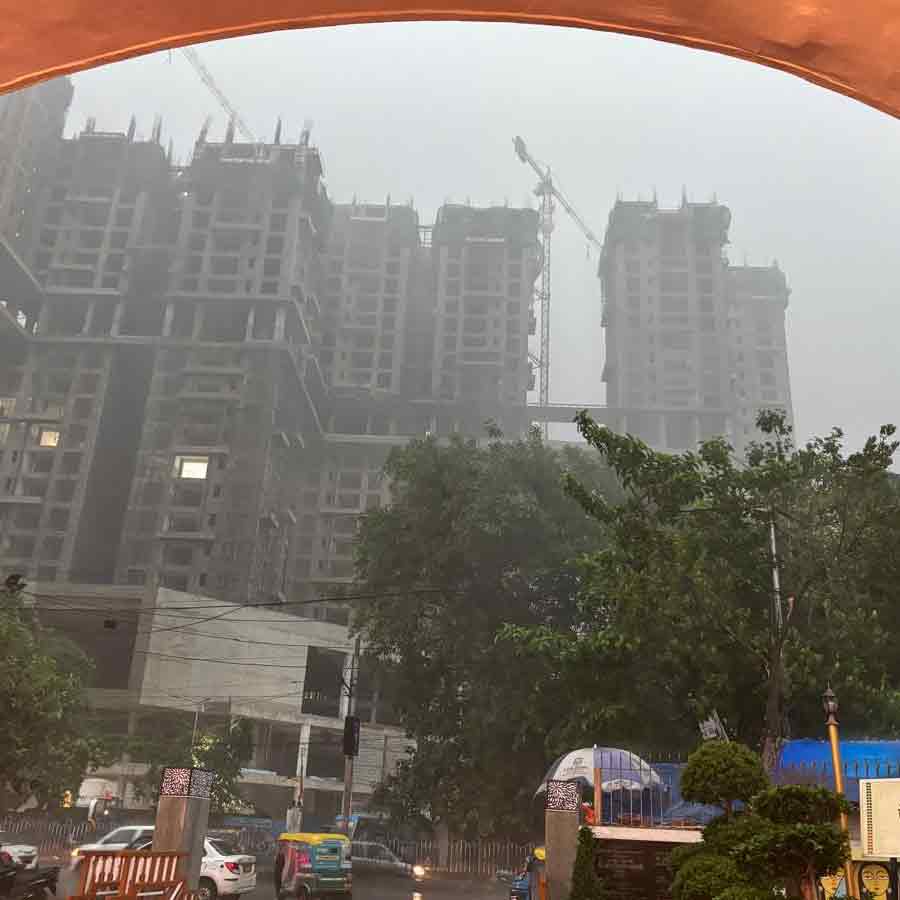 হঠাৎ বৃষ্টিতে কাকভেজা কলকাতা। বুধবার বিকেলে টালিগঞ্জে।