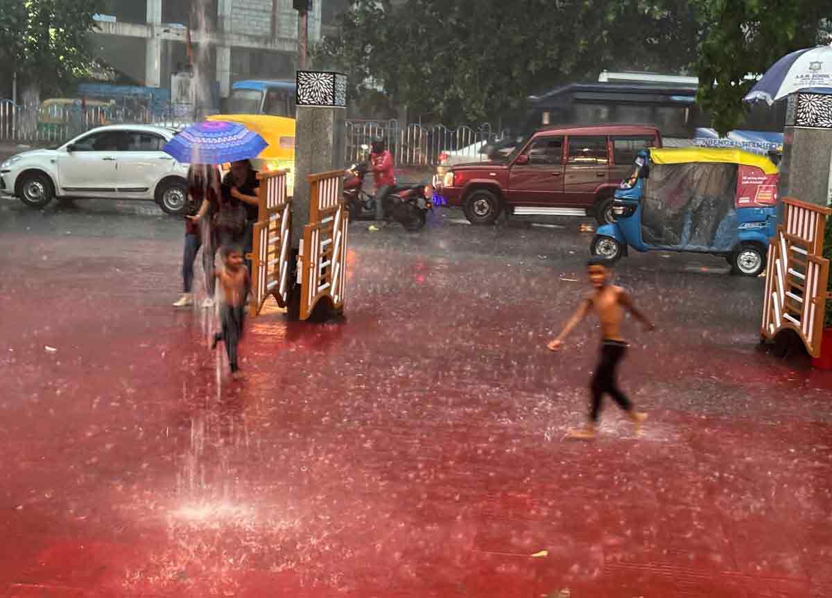 স্বস্তির বৃষ্টিতে খুদেদের উল্লাস। বুধবার টালিগঞ্জে।