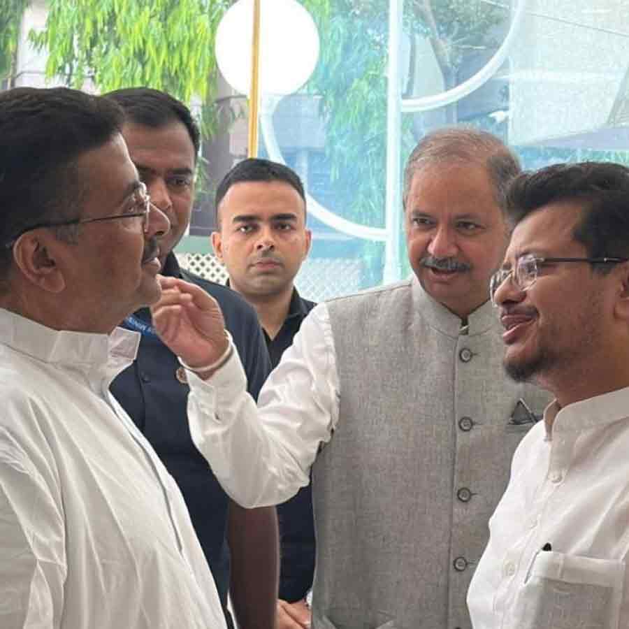 (বাঁ দিকে) শুভেন্দু অধিকারী এবং ঋতব্রত বন্দ্যোপাধ্যায় (ডান দিকে)।