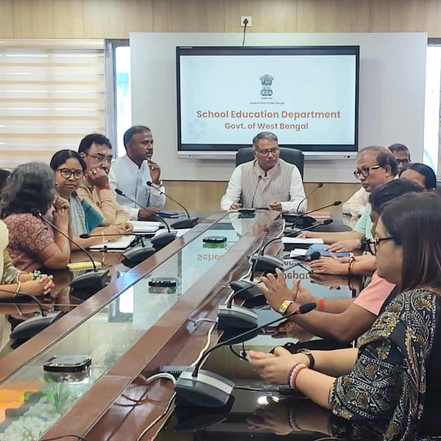উচ্চ শিক্ষা দফতরের কর্তাদের সঙ্গে বৈঠকে  জগন্নাথ চট্টোপাধ্যায়। 