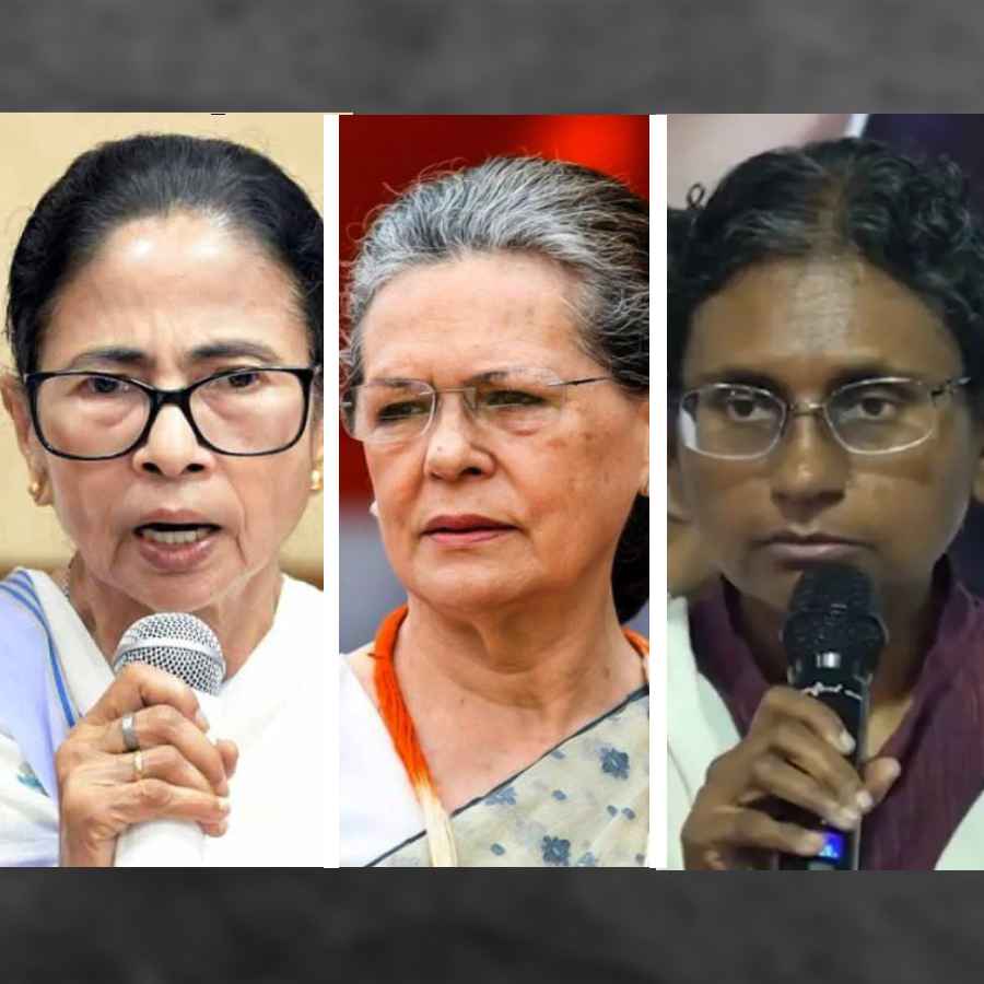 (বাঁ দিক থেকে) মমতা বন্দ্যোপাধ্যায়, সনিয়া গান্ধী এবং মীনাক্ষী নটরাজন।
