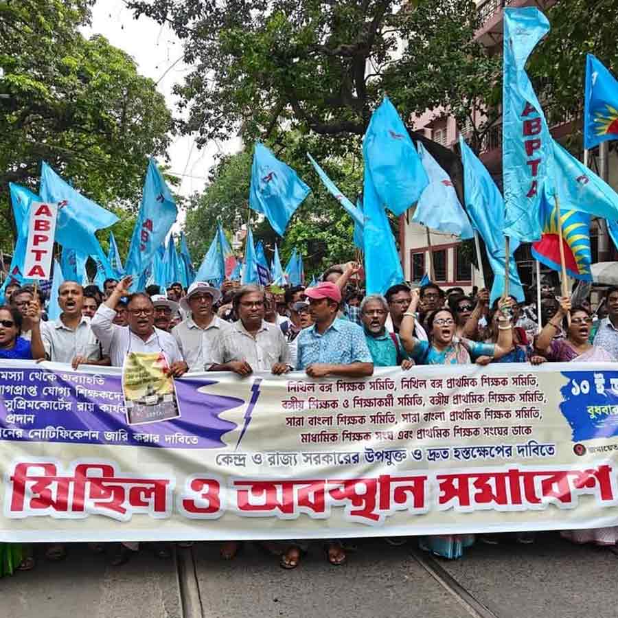 teachers agitation in kolkata demands ordinance against supreme court tet verdict dgtl