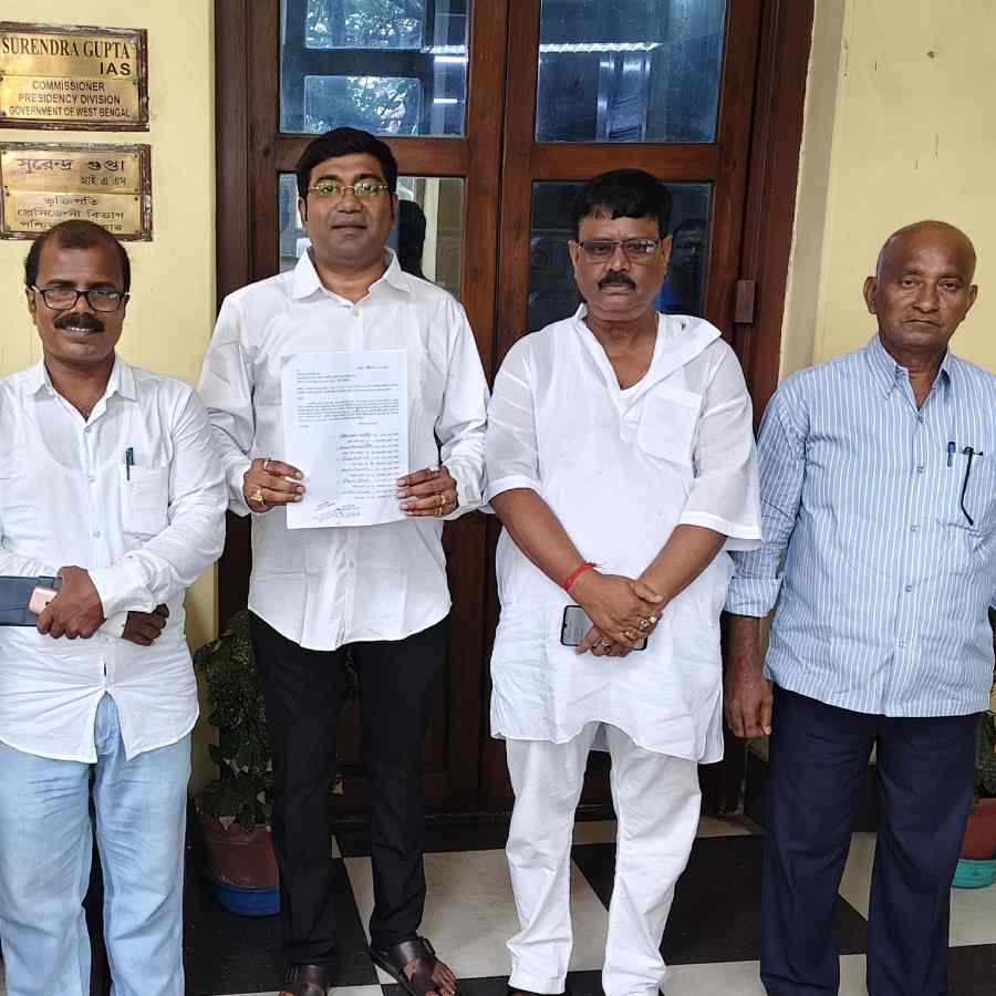 হাওড়া জেলা পরিষদে অনাস্থা প্রস্তাব আনছেন বিক্ষুব্ধেরা।
