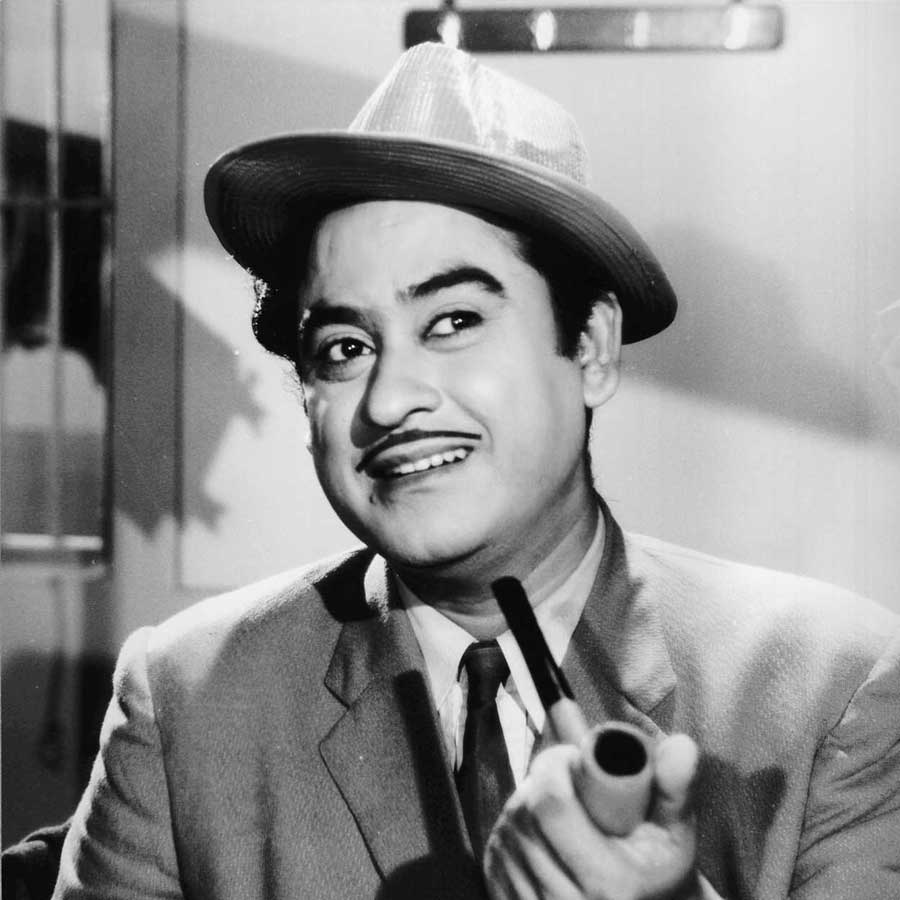 সঙ্গীতশিল্পী হিসাবে তিনি যেমন সফল ছিলেন, তেমনই তাঁর ব্যক্তিগতজীবনও ছিল রঙিন। রুমা গুহঠাকুরতার সঙ্গে আট বছরের দাম্পত্য ভাঙার পরে মধুবালাকে বিয়ে করেন কিশোরকুমার। ১৯৬৯-এ অভিনেত্রীর মৃত্যু হয়। তার অনেক দিন পরে যোগিতা বালিকে বিয়ে করেন গায়ক। কিন্তু সেই সম্পর্কও খুব বেশি দিনের হয়নি। শেষে ১৯৮০-তে লীনা চন্দাভারকরকে বিয়ে করেন শিল্পী।