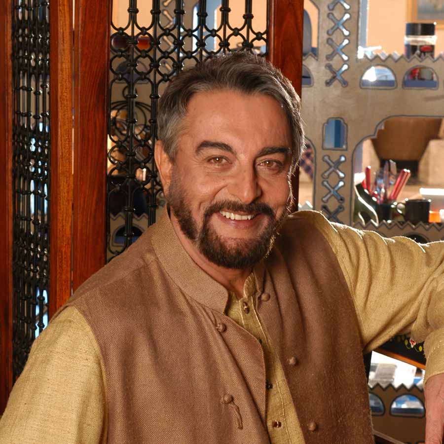 মোট চার বার বিয়ে করেছেন অভিনেতা কবীর বেদী। ১৯৬৯ সালে বিয়ে করেন ওড়িশি নৃত্যশিল্পী প্রতিমাকে। সংসার ভাঙার পরে মার্কিন মডেল সুজান হাম্পফ্রে-র সঙ্গে ঘনিষ্ঠতা তৈরি হয় তাঁর। সুজানকে বিয়ে করেন ১৯৮০ সালে। তবে কবীরের দ্বিতীয় বিয়েও দীর্ঘস্থায়ী হয়নি। ভেঙে যায় ১৯৯০ সালে। তার পরে বয়সে কুড়ি বছরের ছোট, রেডিয়ো ও টেলিভিশনের সঞ্চালিকা নিক্কি মুলগাঁওকরকে বিয়ে করেন তিনি। সেই সংসারও টেকেনি। ২০১৬ সালে, নিজের সত্তরতম জন্মদিনের ঠিক দু’দিন আগে তিনি বিয়ে করেন পরভিন দুসাঞ্জকে। কবীরের থেকে পরভিন বয়সে ছাব্বিশ বছরের ছোট। এই বিয়ে নিয়ে মেয়ে পূজার সঙ্গে দূরত্বও তৈরি হয় কবীরের। 