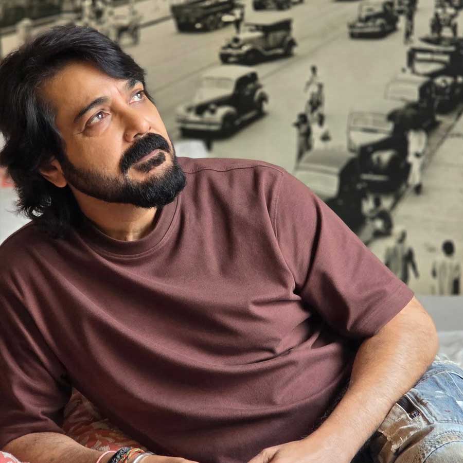 সিনেমাপাড়ায় নায়কদের বিয়ে ভাঙা নিয়ে ভূরি ভূরি আলোচনা রয়েছে। তবে সঞ্জয় দত্তের জীবনের কাহিনি একটু অন্য রকম। প্রথম স্ত্রী রিচা শর্মার মৃত্যু হয় ব্রেন টিউমারে আক্রান্ত হয়ে। দ্বিতীয় বার সংসার পেতেছিলেন রিয়া পিল্লাইয়ের সঙ্গে। কিন্তু বিয়ের সাত বছরের মাথায় সংসার ভাঙে তাঁদের। ২০০৮ সালে মান্যতাকে বিয়ে করেন সঞ্জয়। বর্তমানে সুখের সংসার সঞ্জয়ের।