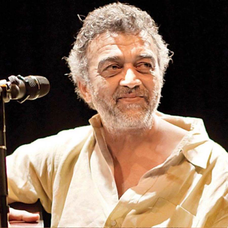 বিখ্যাত গায়ক লাকি আলি। তাঁর সুরের মোহে এখনও বিভোর শ্রোতারা। কিন্তু ব্যক্তিগতজীবনে বহু বার চড়াই-উতরাইয়ের উপর দিয়ে গিয়েছেন গায়ক। প্রথম স্ত্রী মেগান জেন ম্যাকক্লিয়ারি ছিলেন নিউজিল্যান্ডের নাগরিক। কিন্তু সেই সম্পর্ক টেকেনি। দ্বিতীয় স্ত্রী ইনায়া। তিনি ছিলেন ইরানের বংশোদ্ভূত। সেই বিয়েও ভেঙে যায়। ২০১০ সালে লাকি ব্রিটিশ মডেল ও সুন্দরী কেট এলিজাবেথকে বিয়ে করেন। তাঁদেরও বিচ্ছেদ হয়েছে। 