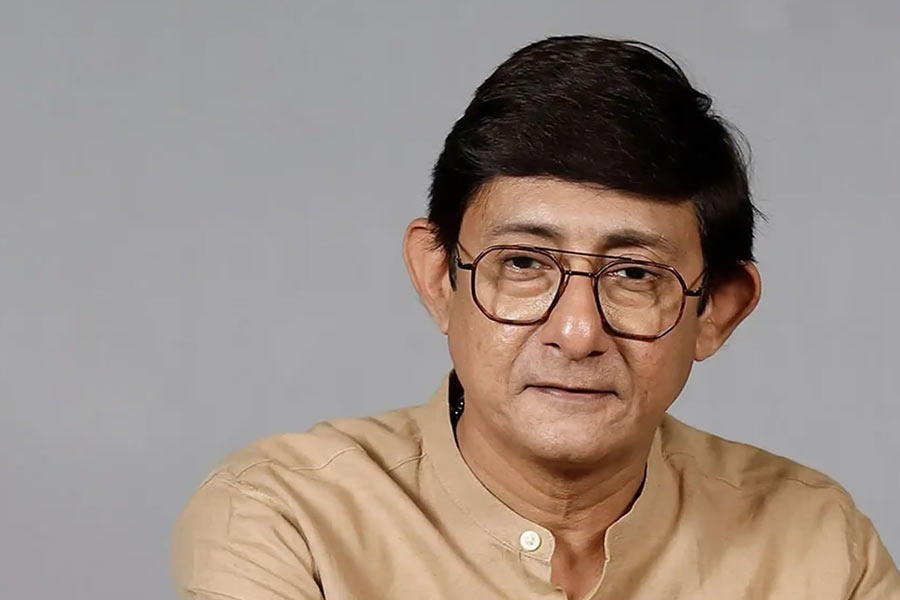 তখন তিনি ‘জনতা এক্সপ্রেস’-এর মুখ। সেই সময়ে আলাপ হয় অনিন্দিতা দাসের সঙ্গে। সেই আলাপ গড়ায় বিয়ের পিঁড়ি পর্যন্ত। কিন্তু সাড়ে সাত বছরের মাথায় সংসার ভাঙে কাঞ্চন মল্লিকের। তার পরে পিঙ্কি বন্দ্যোপাধ্যায়কে বিয়ে করেন অভিনেতা। তাঁদের এক পুত্রসন্তানও আছে। কিন্তু সেই সম্পর্কও টেকেনি। দু’বছর আগে শ্রীময়ী চট্টরাজকে বিয়ে করেন কাঞ্চন। সেই বিয়ে নিয়ে বিস্তর বিতর্ক হয়। আলোচনা হয় তাঁদের বয়সের ফারাক নিয়েও।