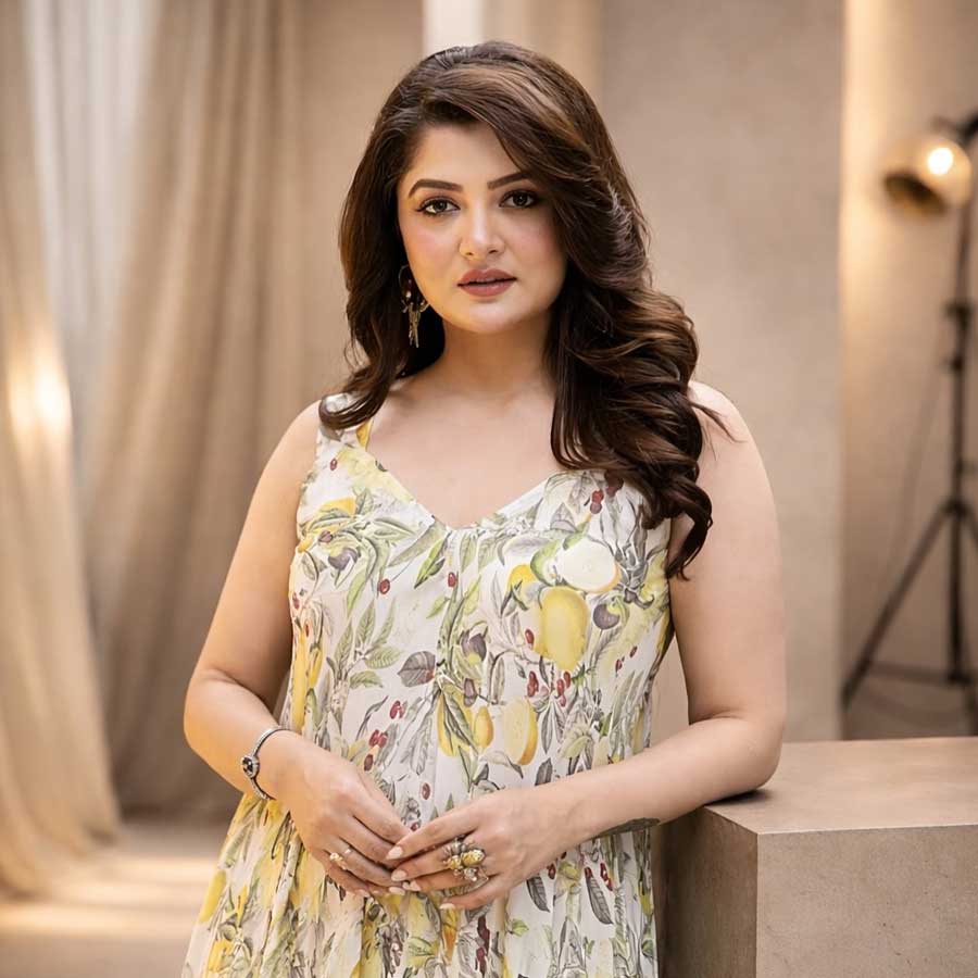 তিন বার সংসার ভেঙেছে অভিনেত্রী শ্রাবন্তী চট্টোপাধ্যায়ের। কিন্তু কিছু দিন আগে এক সাক্ষাৎকারে নায়িকা বলেছেন “এখনও আমার বিয়ে নামক প্রতিষ্ঠানের উপরে আস্থা রয়েছে।” ১৬ বছর বয়সে পরিচালক রাজীব বিশ্বাসকে বিয়ে করেন নায়িকা। তাঁদের একটি ছেলেও আছে। কিন্তু সেই সংসার টেকেনি। তার পরে ২০১৭ সালে মডেল কৃষ্ণা ভিরাজকে আইনি মতে বিয়ে করেন। এক বছরের মাথায় সেই সম্পর্ক থেকেও বেরিয়ে আসেন। শেষে চুপিসারে ২০১৯ সালের ১৯ এপ্রিল অমৃতসরে পঞ্জাবি রীতিতে রোশন সিংহকে বিয়ে করেন শ্রাবন্তী। পরবর্তীকালে তাঁদের মধ্যেও বিচ্ছেদ মামলা ও দূরত্বের সৃষ্টি হয়।