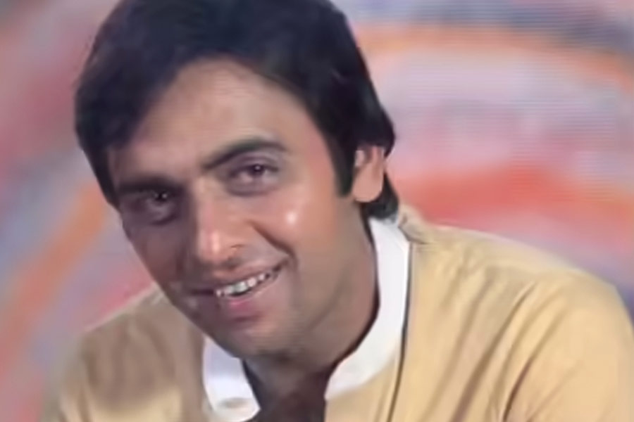 অভিনেতা বিনোদ মেহরা ১৯৭৩ সালে তিনি অভিনেত্রী মীনা ব্রোকা-কে বিয়ে করেন, পরে তাঁদের বিবাহবিচ্ছেদ হয়। এরপর তিনি অভিনেত্রী বিন্দিয়া গোস্বামী-কে বিয়ে করেন, যা বেশিদিন টেকেনি। সবশেষে, ১৯৮৮ সালে তিনি কেনিয়া-ভিত্তিক ব্যবসায়ী কন্যা কিরণ-কে বিয়ে করেন।