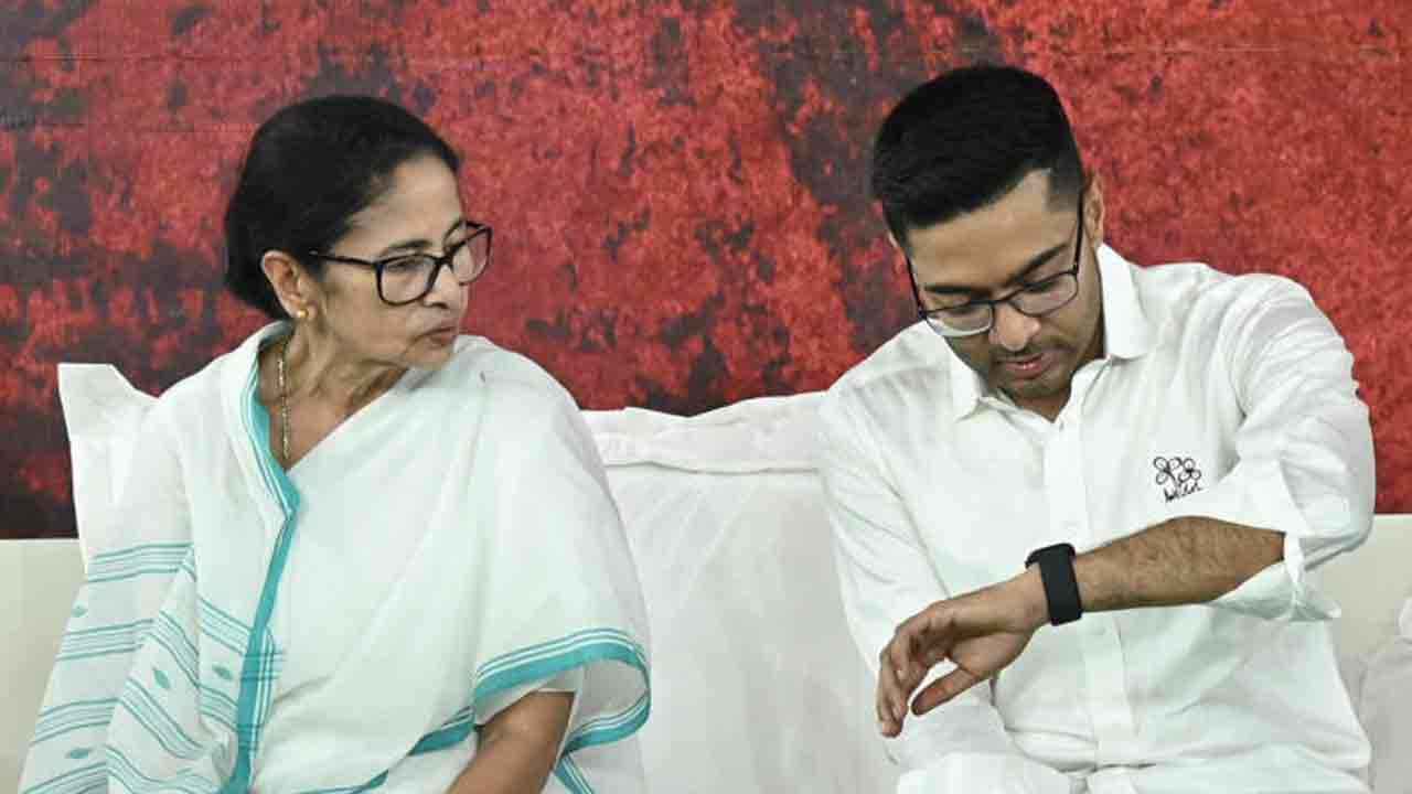 (বাঁ দিকে) মমতা বন্দ্যোপাধ্যায় এবং অভিষেক বন্দ্যোপাধ্যায় (ডান দিকে)।