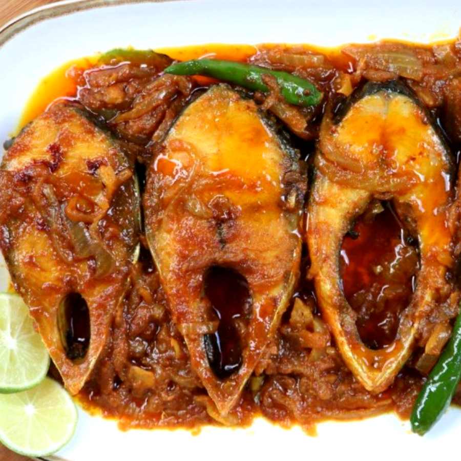 বরিশালি কায়দায় বানিয়ে ফেলুন হাতে মাখা ইলিশ ভুনা।