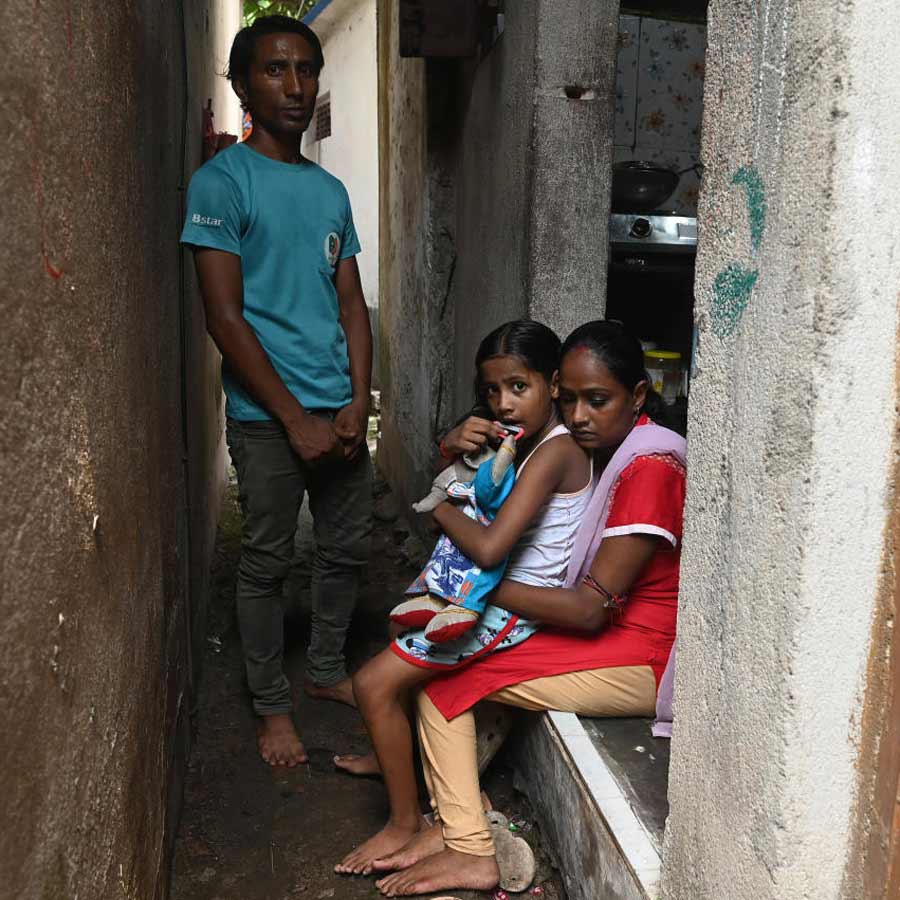 পরিবারের সঙ্গে হকার কৌশিক ঘোষ।