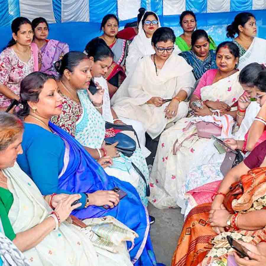 হতাশ: নির্বাচনে ভরাডুবির পর তৃণমূল কংগ্রেসের মহিলাকর্মীরা, রানাঘাট, ৪ মে।