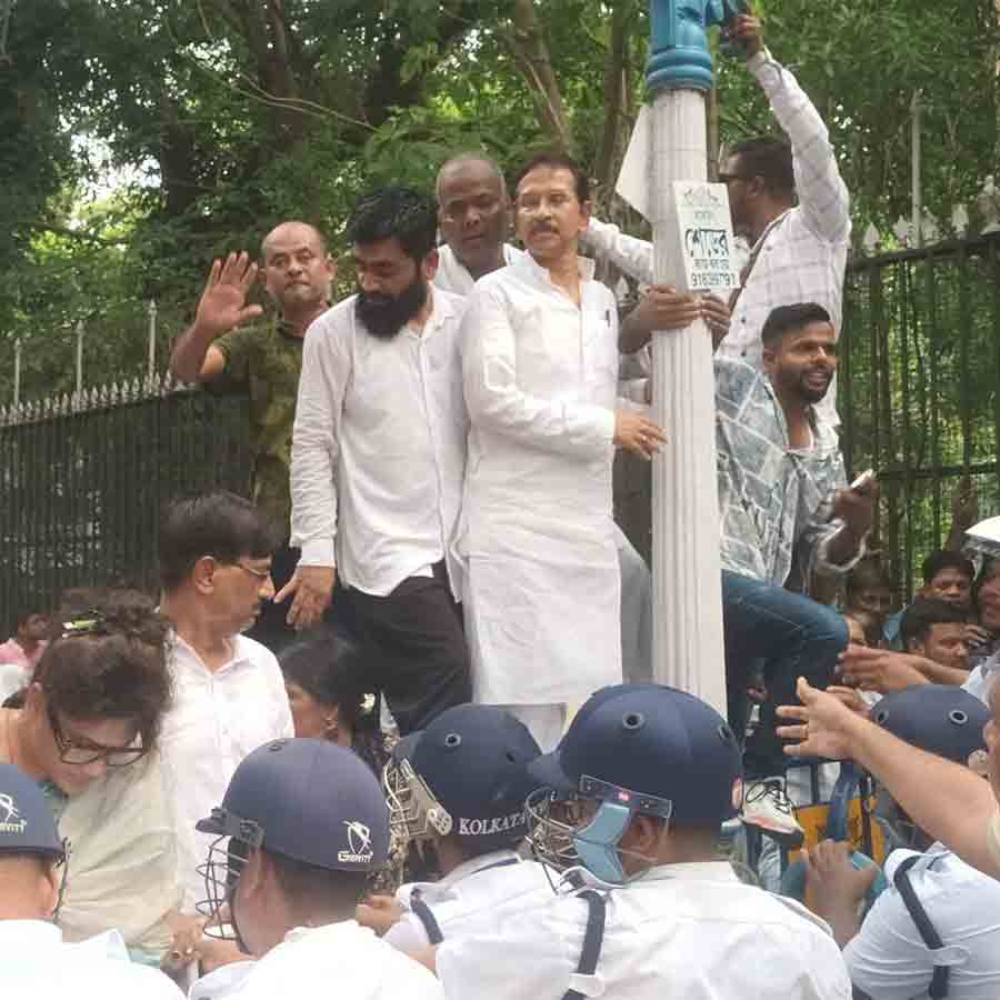 লোকভবন অভিযানে প্রদেশ কংগ্রেস সভাপতি শুভঙ্কর সরকার ও অন্যেরা।