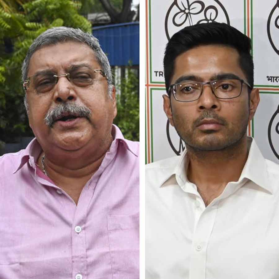 (বাঁ দিকে) কল্যাণ বন্দ্যোপাধ্যায় এবং অভিষেক বন্দ্যোপাধ্যায় (ডান দিকে)।