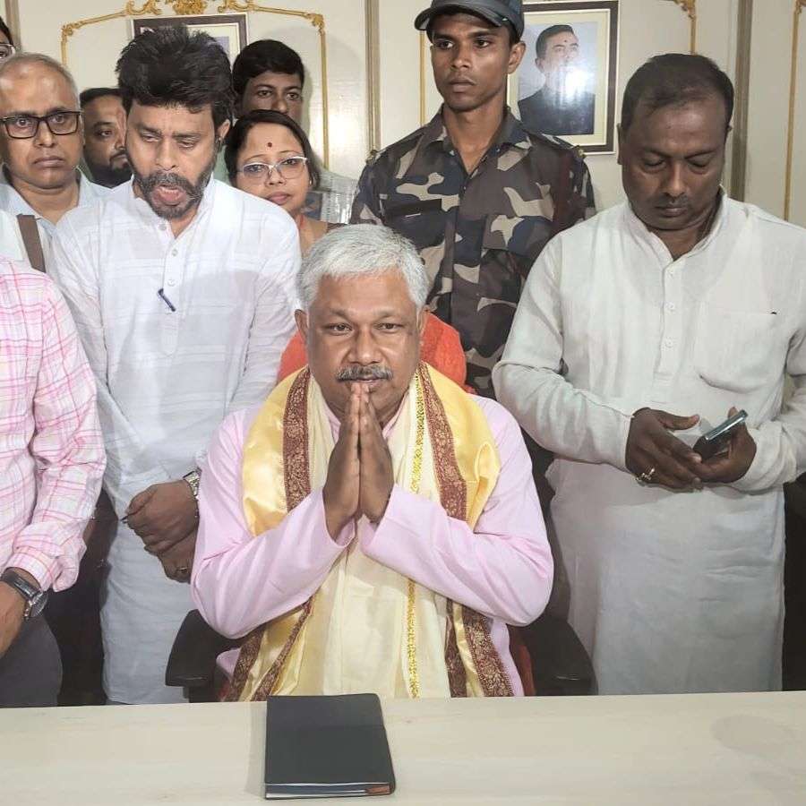 বিকাশ ভবনে দীপক বর্মন।