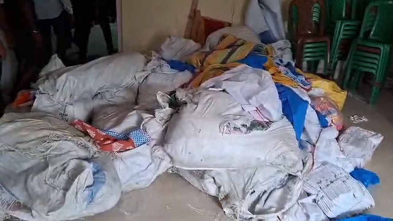উদ্ধার হওয়া ত্রাণসামগ্রী। নিজস্ব চিত্র।
