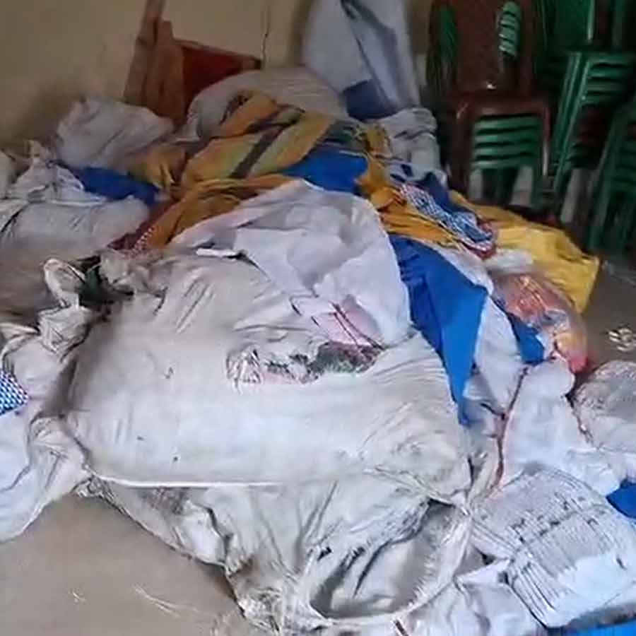 উদ্ধার হওয়া ত্রাণসামগ্রী। নিজস্ব চিত্র।