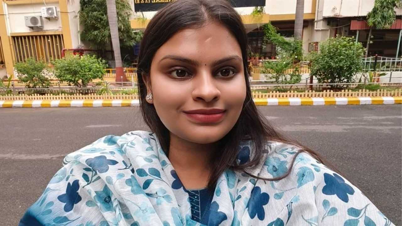 চারু পান্ডে একের পর এক সরকারি চাকরির পরীক্ষায় উত্তীর্ণ হয়ে তাক লাগিয়েছেন।