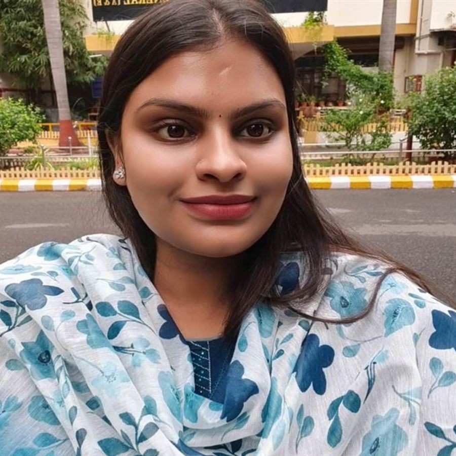 চারু পান্ডে একের পর এক সরকারি চাকরির পরীক্ষায় উত্তীর্ণ হয়ে তাক লাগিয়েছেন।