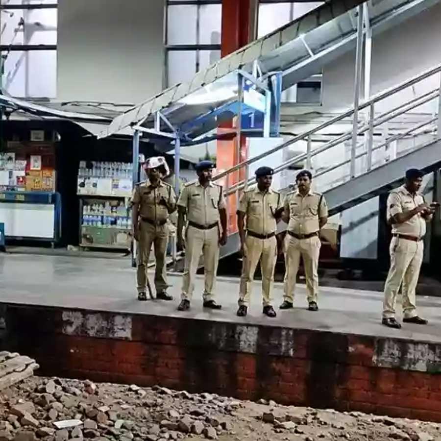 রেলের পরিকাঠামো উন্নয়নের জন্য এই ‘গরিব’ নগরীতেই গত সপ্তাহে ঢুকেছে বুলডোজ়ার। পশ্চিম রেলের চোখে আইনসম্মত বলে বিবেচিত ১০০টি ঘর ছাড়া বাকি সব ভেঙে গুঁড়িয়ে দেওয়া হয়েছে। রেল কর্তৃপক্ষ বান্দ্রা স্টেশনের আশপাশে ৫,২০০ বর্গমিটার এলাকা জুড়ে বিস্তৃত প্রায় ৫০০টি ঘরবাড়ি ও দোকান সরিয়ে দিয়েছে। জমিটি অবশ্য বরাবরই পশ্চিম রেলের মালিকানাধীন।