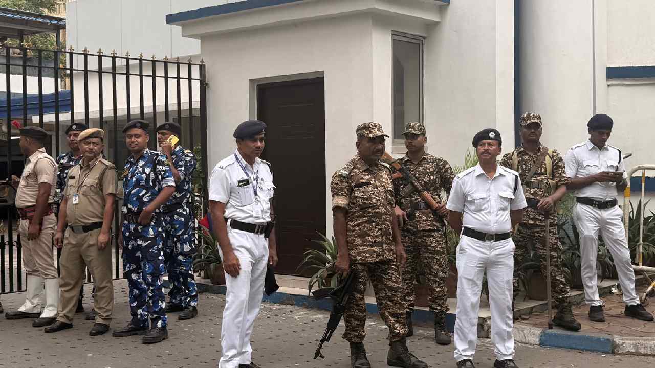 ভবানী ভবনের সামনে বাড়তি নিরাপত্তা। বৃহস্পতিবার বিকেলে।