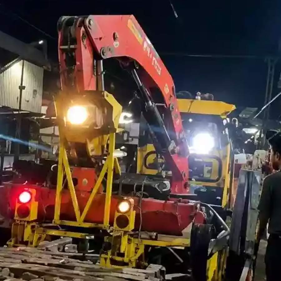 ১৯৮০ সাল থেকে বান্দ্রার এই খেটে খাওয়া দরিদ্র মানুষগুলির কাছে সুনীল ছিলেন বটগাছের মতো। বান্দ্রার বস্তিবাসীদের কাছে তাঁর পরিচয় ছিল সম্পূর্ণ আলাদা। তিনি ছিলেন পাঁচ বারের কংগ্রেস সাংসদ, যিনি রাজনৈতিক লাভ-ক্ষতির হিসাব না কষেই শহরের সবচেয়ে অসহায় মানুষের পাশে দাঁড়িয়েছিলেন। এমনকি অনেক সময় নিজের রাজনৈতিক ক্ষতির ঝুঁকি নিয়েও তাঁদের স্বার্থ রক্ষায় আপসহীন ভূমিকা পালন করেছিলেন।