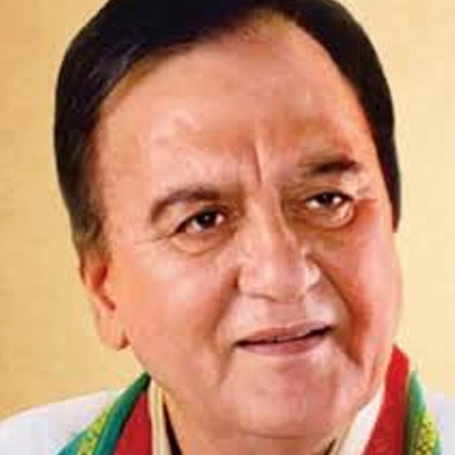 ১৯৮৪ সালে তিনি কংগ্রেসে যোগ দেন। মুম্বই উত্তর-পশ্চিম লোকসভা কেন্দ্র থেকে একাধিক বার জনপ্রতিনিধি হিসাবে নির্বাচিত হন বলিউডের এই নায়ক। তারকা হয়েও মাটির কাছাকাছি নেমে এসে জনসংযোগ তৈরি করতে বিন্দুমাত্র দ্বিধা করেননি তিনি। বস্তিবাসীদের প্রতি তাঁর সমর্থন শুধুমাত্র নির্বাচনী রাজনীতির মধ্যে সীমাবদ্ধ ছিল না।