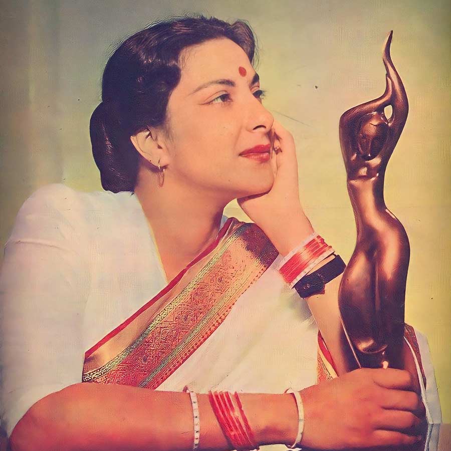 ১৯৯৪ সালে মাত্র ৪০টি ঝুপড়ি ঘর নিয়ে নার্গিস দত্ত নগরের যাত্রা শুরু হয়েছিল। ২০১৩ সাল নাগাদ এটি বান্দ্রা দমকলকেন্দ্র থেকে শুরু করে লীলাবতী হাসপাতালের কাছের রঙ্গশারদা হোটেল পর্যন্ত বিস্তৃত হয়ে যায়। ২০১৩ সালে একটি সর্বভারতীয় দৈনিকের প্রতিবেদনে দাবি করা হয় যে, তৎকালীন মুখ্যমন্ত্রীর নির্দেশে নার্গিস দত্ত নগরের পিছনে বান্দ্রা রিক্লেমেশনের কাছে প্রায় ৩০০টি অবৈধ ঝুপড়ি ভেঙে ফেলা হয়েছিল এবং মাত্র দু’সপ্তাহের মধ্যেই সেগুলি পুনর্নির্মাণ করা হয়।