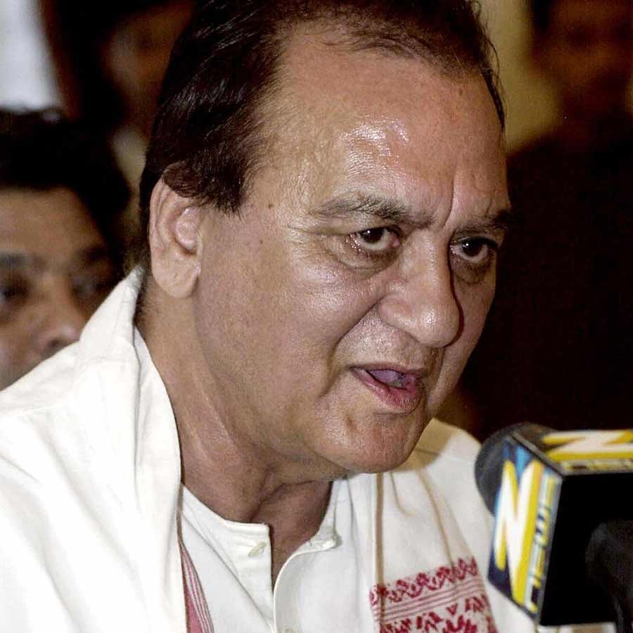 নাগরিক সংগঠনগুলি সুনীলের বিরুদ্ধে অভিযোগ করেছিল যে তিনি অবৈধ দখল, গণপরিসরের বিলুপ্তি এবং নাগরিক পরিকাঠামোর অবনতিকে উপেক্ষা করে প্রায় একচেটিয়া ভাবে বস্তিবাসীদের উপরই মনোযোগ দিয়েছেন।