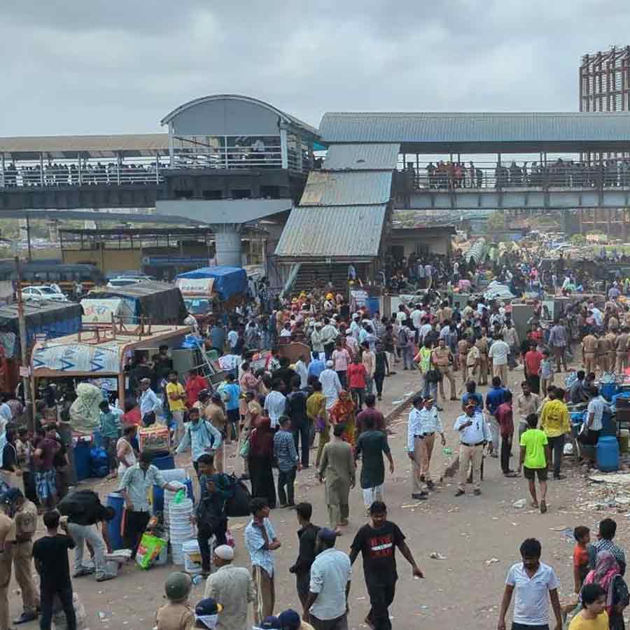 বস্তিবাসীদের স্বার্থরক্ষার মূল্য দিতে হয়েছে মুম্বইকেই। জুহু, বান্দ্রার অধিকাংশ অধিবাসীই এই অভিযোগ তোলেন। বান্দ্রা রেললাইনের পাশে থাকা এই বস্তিটি কয়েক দশক ধরে একটি ঘন শহুরে গোলকধাঁধায় পরিণত হয়েছিল। ঘন ঘন অগ্নিকাণ্ড ঘটত। যাতায়াতের রাস্তা সঙ্কীর্ণ। অবশেষে বম্বে হাই কোর্টের নির্দেশে উচ্ছেদ অভিযান চালিয়েছে প্রশাসন।