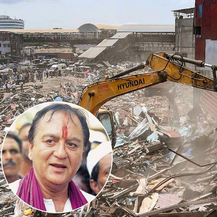 মাথার ছাদ হারিয়ে তাই আজ সুনীলের অভাব অনুভব করছেন বাসিন্দারা। ১৯৮১ সাল থেকে গরিব নগরে বসবাসকারী এক বাসিন্দার কথায়, ‘‘আজ যদি সুনীল দত্ত এখানে থাকতেন, তা হলে কেউ আমাদের ছুঁতে বা এখান থেকে সরাতে পারত না।”