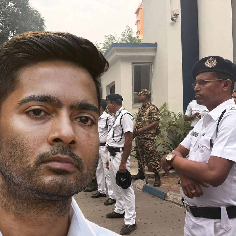 Abhishek Banerjee landed in Kolkata Airport as security raised outside CID office dgtl