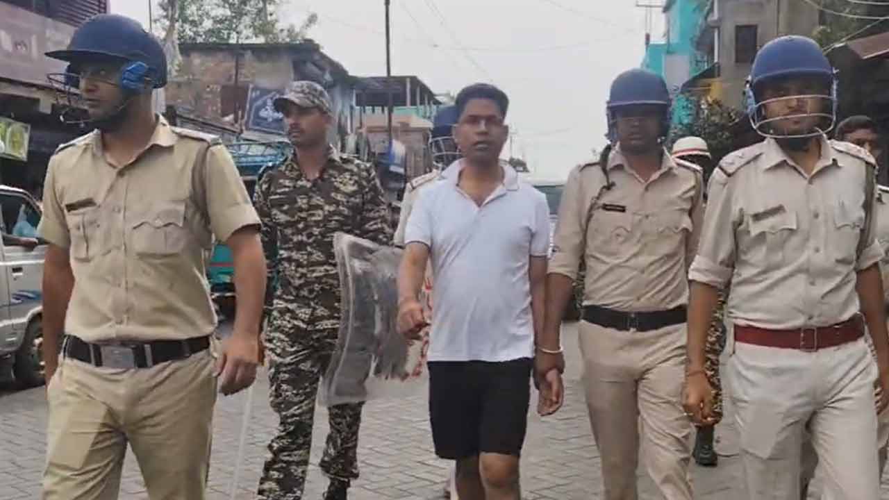 ফলতার রাস্তায় হাফপ্যান্ট পরিয়ে ঘোরানো হল জাহাঙ্গির খানকে।