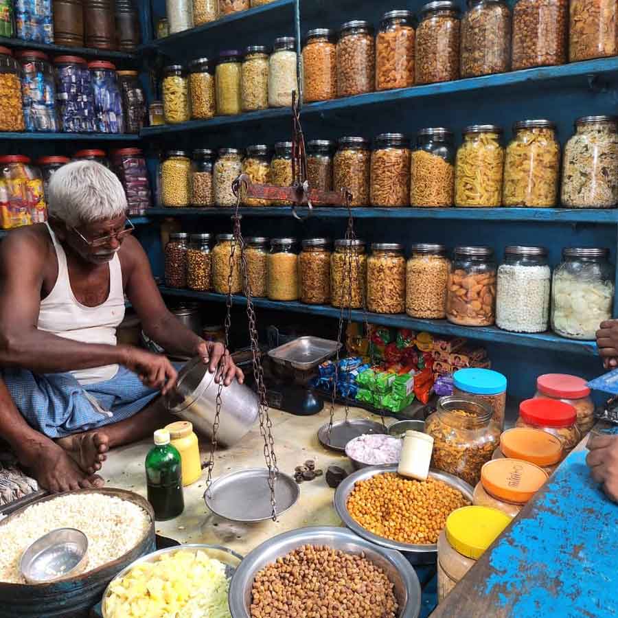 চাঁদনি চকের বাজারের ভিতর ঝালমুড়ির দোকান।